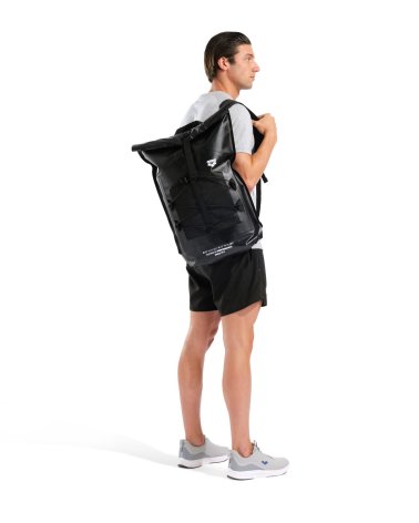 Arena mochila rolltop con bolsillo frontal elástico