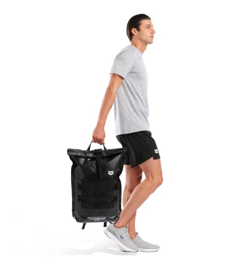 Arena mochila rolltop con bolsillo frontal elástico