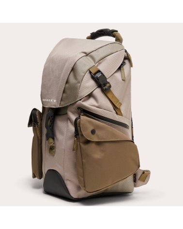 Mochila Oakley Latitude Flex Pack con múltiples bolsillos