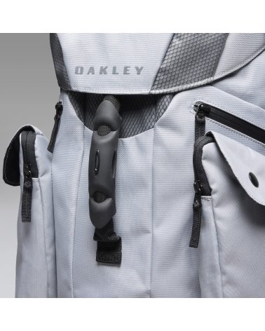 Mochila Oakley Latitude Flex Pack con múltiples bolsillos