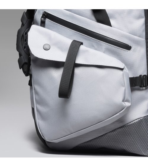 Mochila Oakley Latitude Flex Pack con múltiples bolsillos