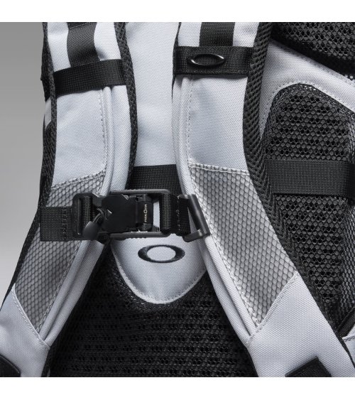 Mochila Oakley Latitude Flex Pack con múltiples bolsillos