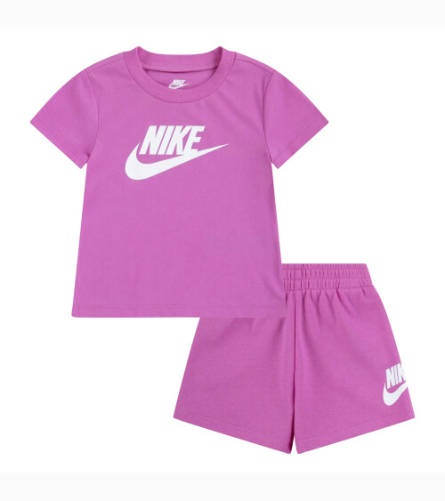 Nike conjunto de camiseta y pantalones cortos