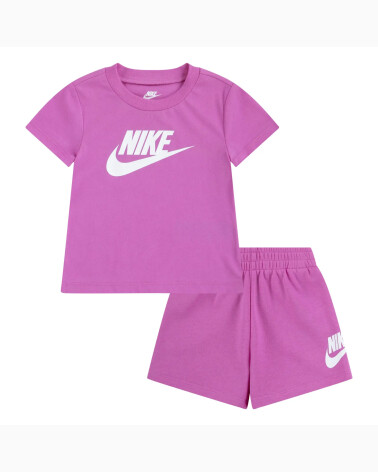 Nike conjunto de camiseta y pantalones cortos