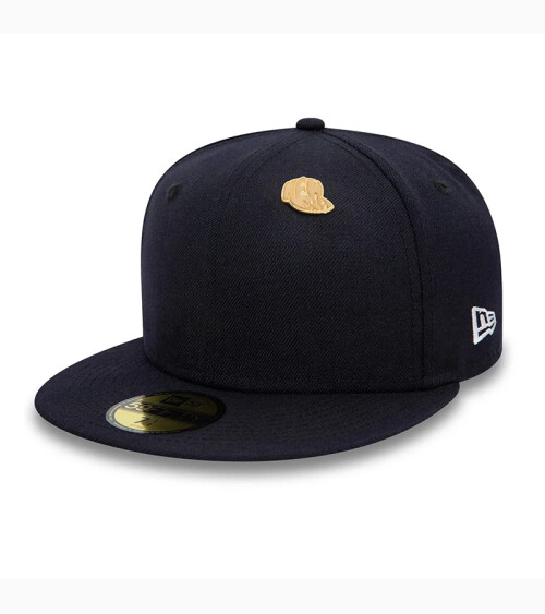 New Era Pins-Set Mütze und Figur