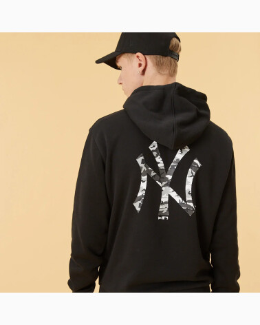 New Era Kapuzenpullover mit Logo auf dem Rücken