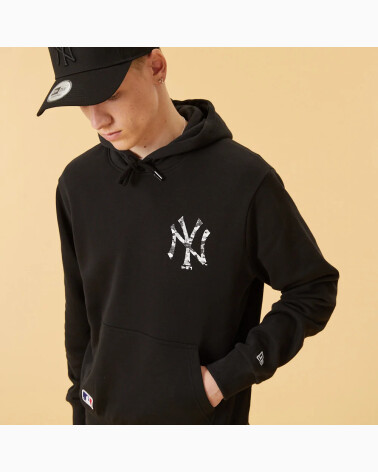 New Era Kapuzenpullover mit Logo auf dem Rücken