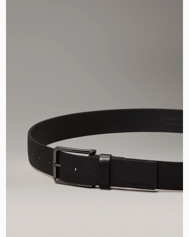 Cinturón de piel Calvin Klein con hebilla de metal
