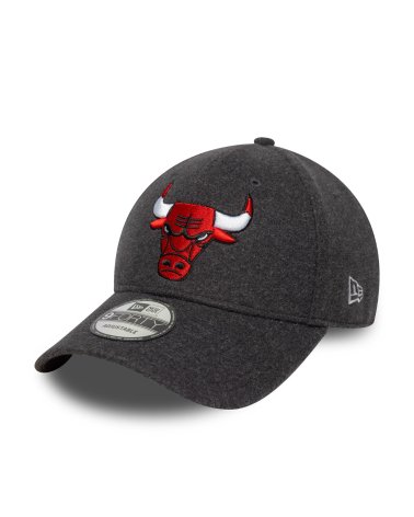 New Era cap with brim and embroidered logo