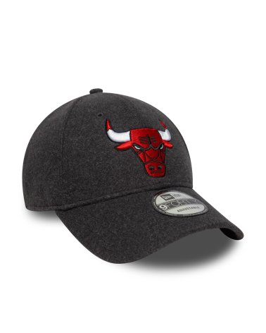 New Era cap with brim and embroidered logo