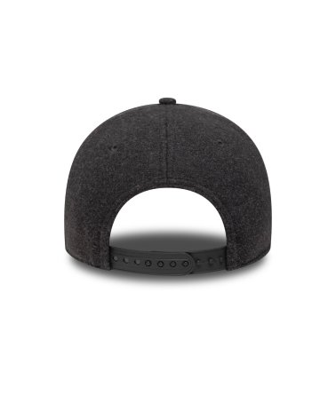 New Era cap with brim and embroidered logo
